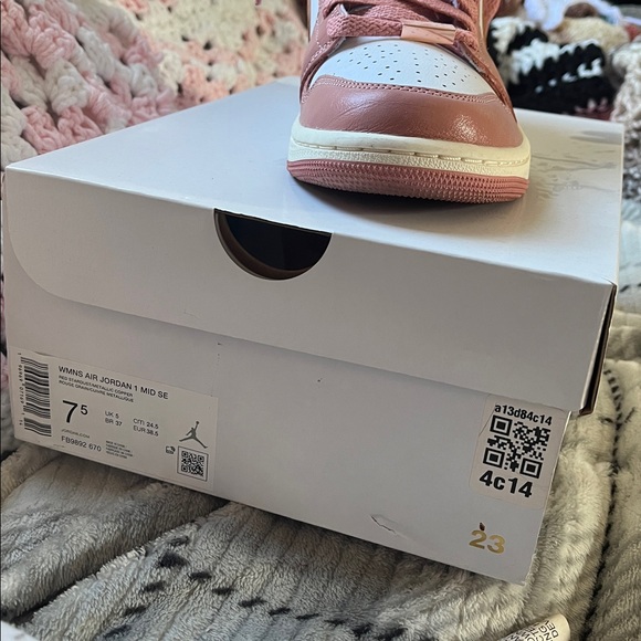 SALE! NWT Jordan 1 Pink and White High-Top Sneakers With Box & Crease Protectors - Picture 6 of 6